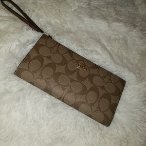 Coach wristlet/wallet❤